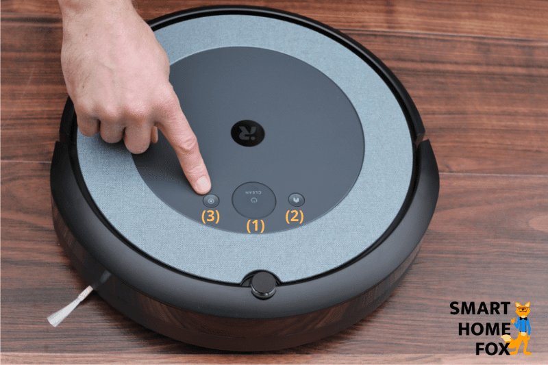 Steuerungsknöpfe auf der Oberseite des iRobot Roomba i3 in der Nahansicht